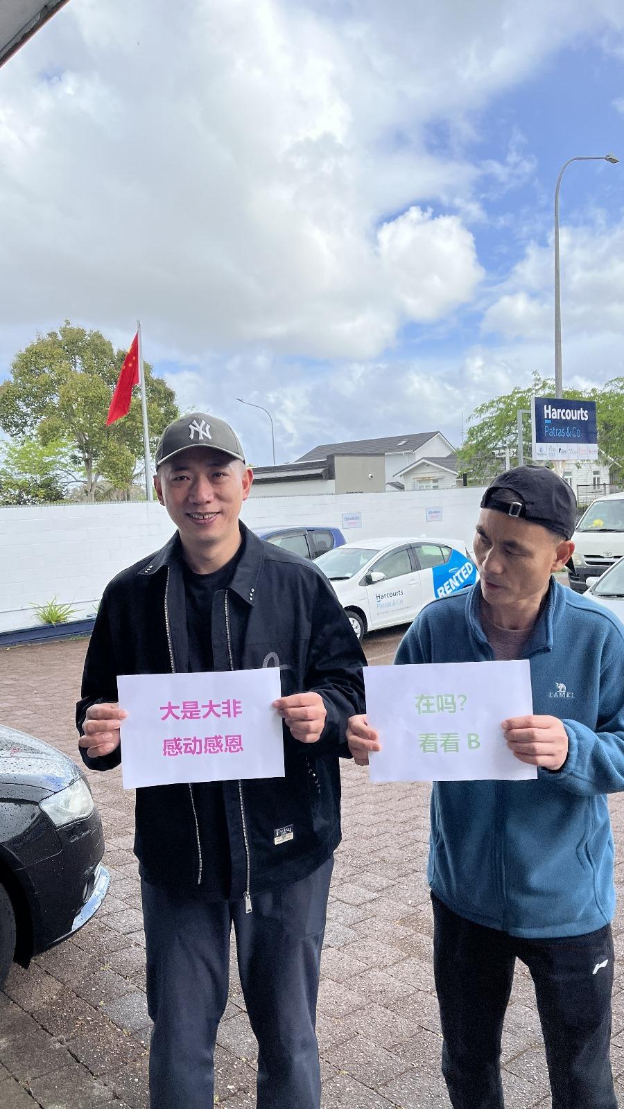男人们站在一起
中度可信度描述已自动生成