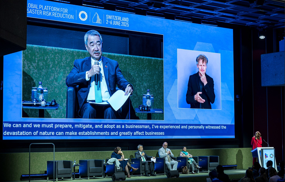 A group of people sitting in chairs

AI-generated content may be incorrect.
