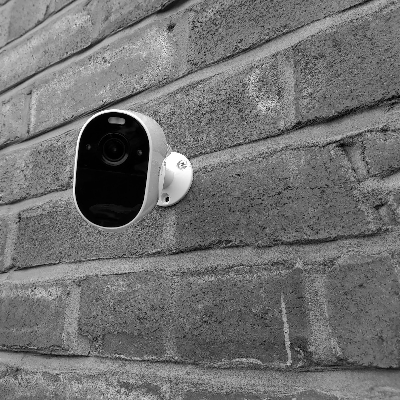 A security camera installed on a wall | Source: Pexels