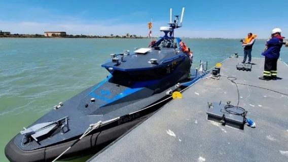 Un grupo de personas en un barco en el agua

Descripción generada automáticamente