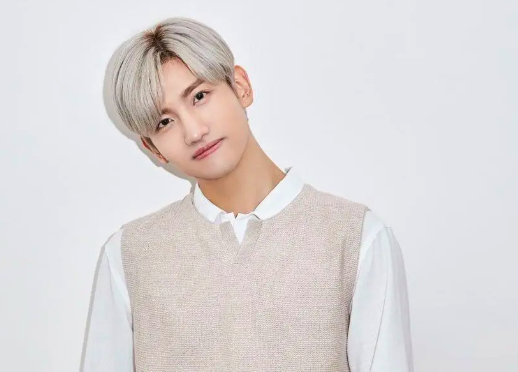 This contains an image of TVXQ Changmin