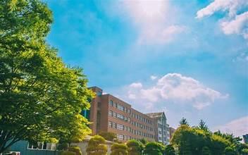 A building with trees and blue sky

AI-generated content may be incorrect.