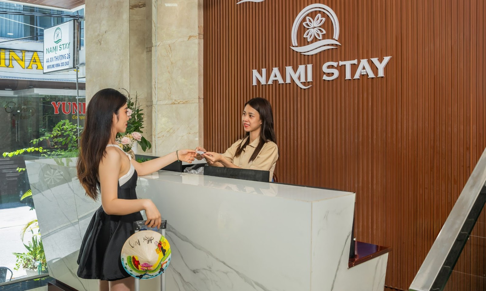 HÌnh ảnh lễ tân chuỗi Nami Stay 