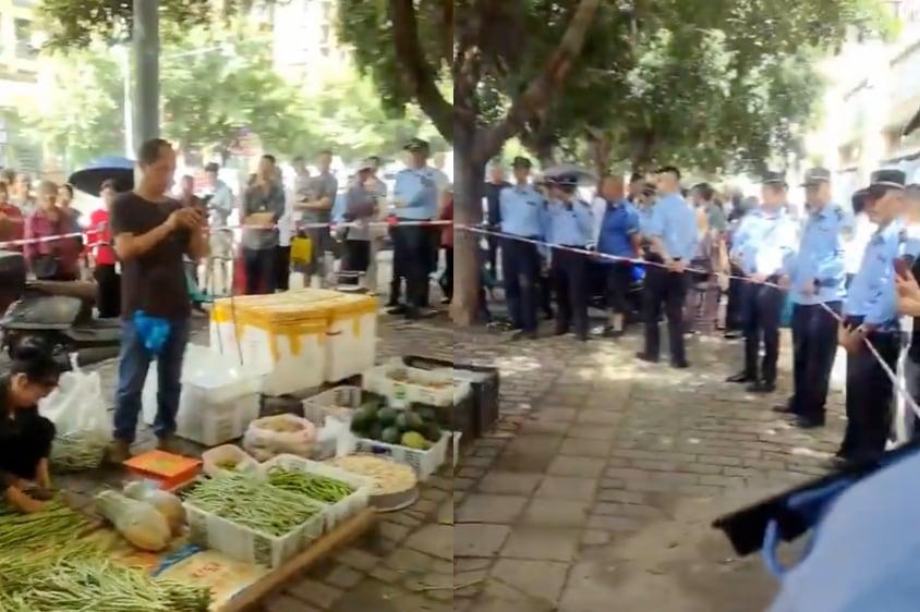 6月23日,一大群重庆城管拉起警戒线把两个卖蔬菜的小贩小贩围了起来。