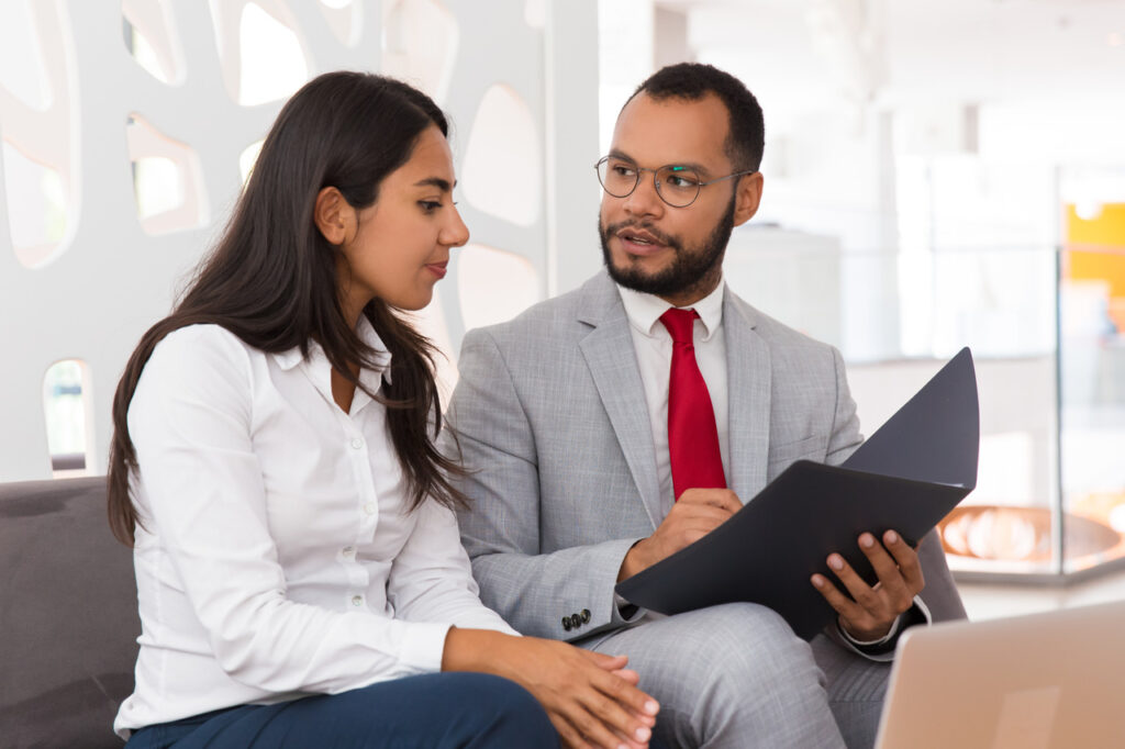 advogado conversando com cliente, para ilustrar a exoneração de aliementos