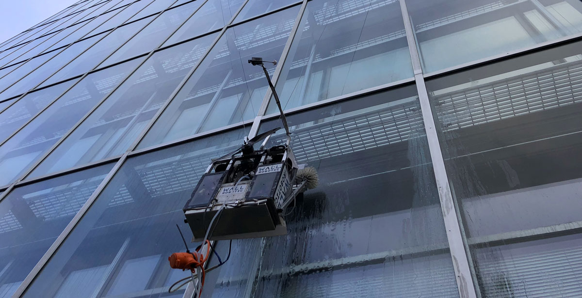 Robot cleaning windows
