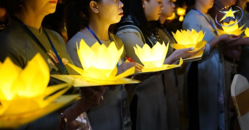 Hình ảnh dâng hoa mang đến vẻ đẹp tinh tế và ý nghĩa cao cả
