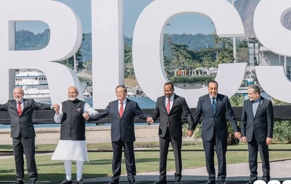 A group of men holding hands

AI-generated content may be incorrect.
