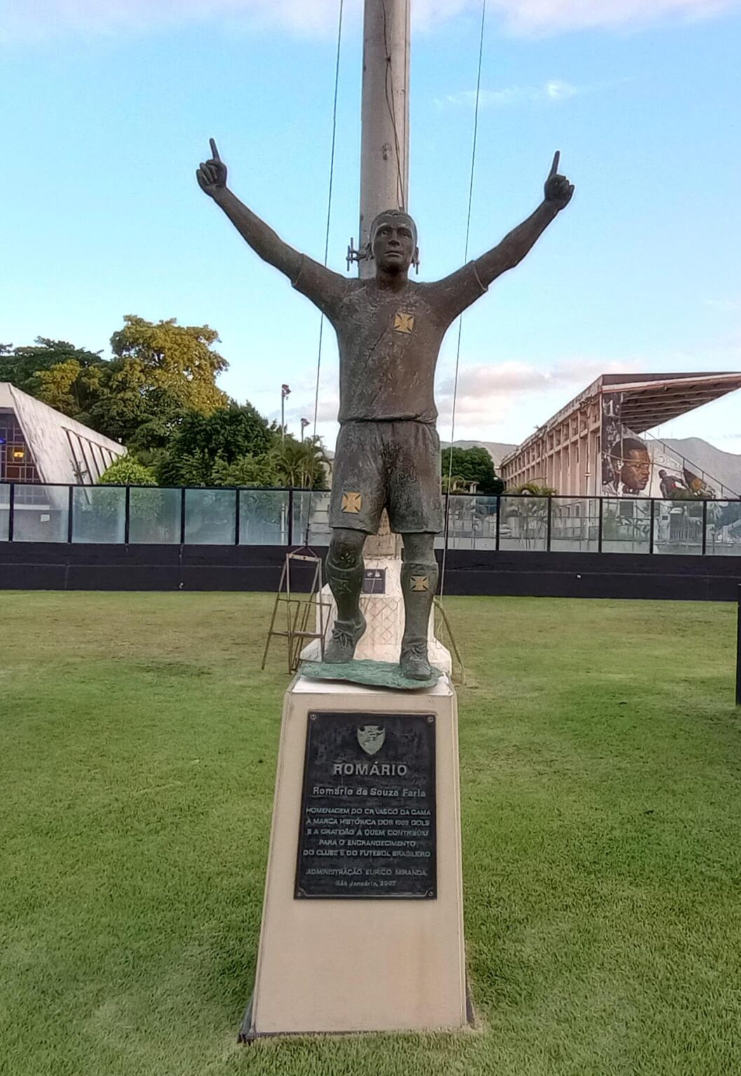 Estátua do Romário no estádio do Vasco (São Januário)