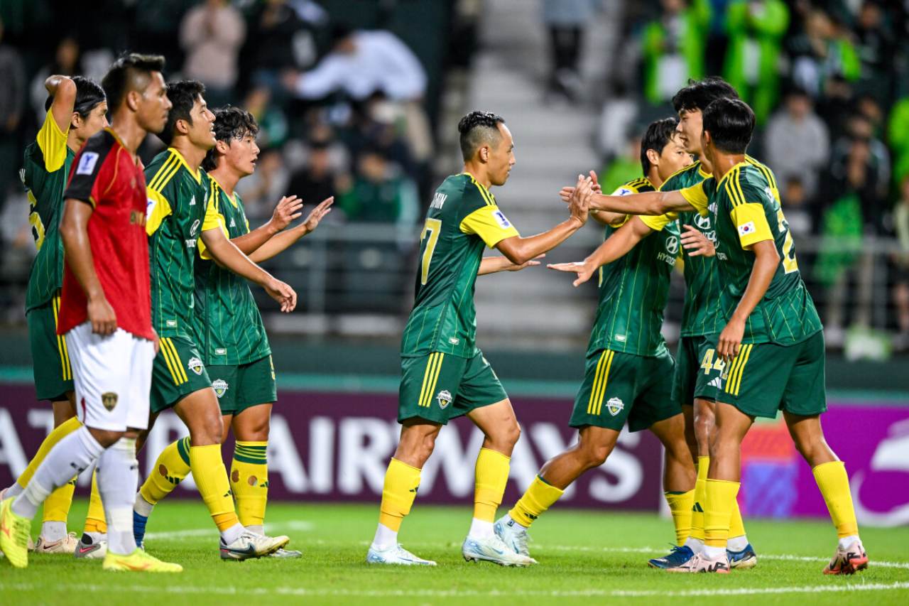 Jeonbuk Hyundai Motors đã có chiến thắng ấn tượng 4-1 trước Muangthong United.