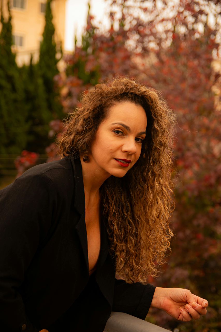 Una mujer con cabello 3A