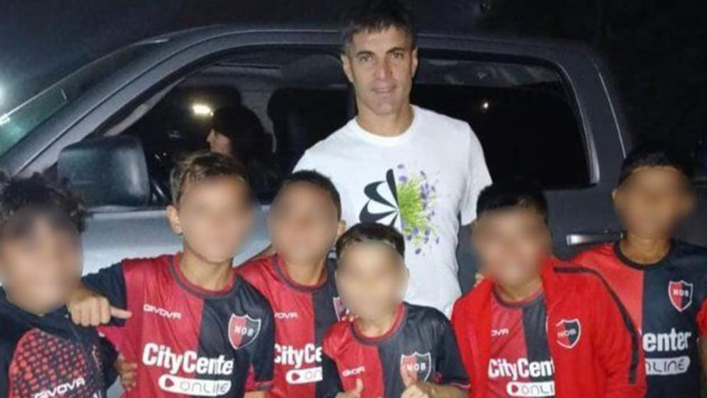 La foto de los seis chicos de las infantiles de Newell's con Ignacio Malcorra