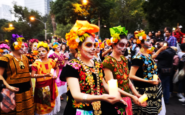 10 bizarre maar grappige feesten wereldwijd die je moet zien!