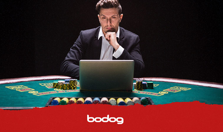 Hombre jugando al poker