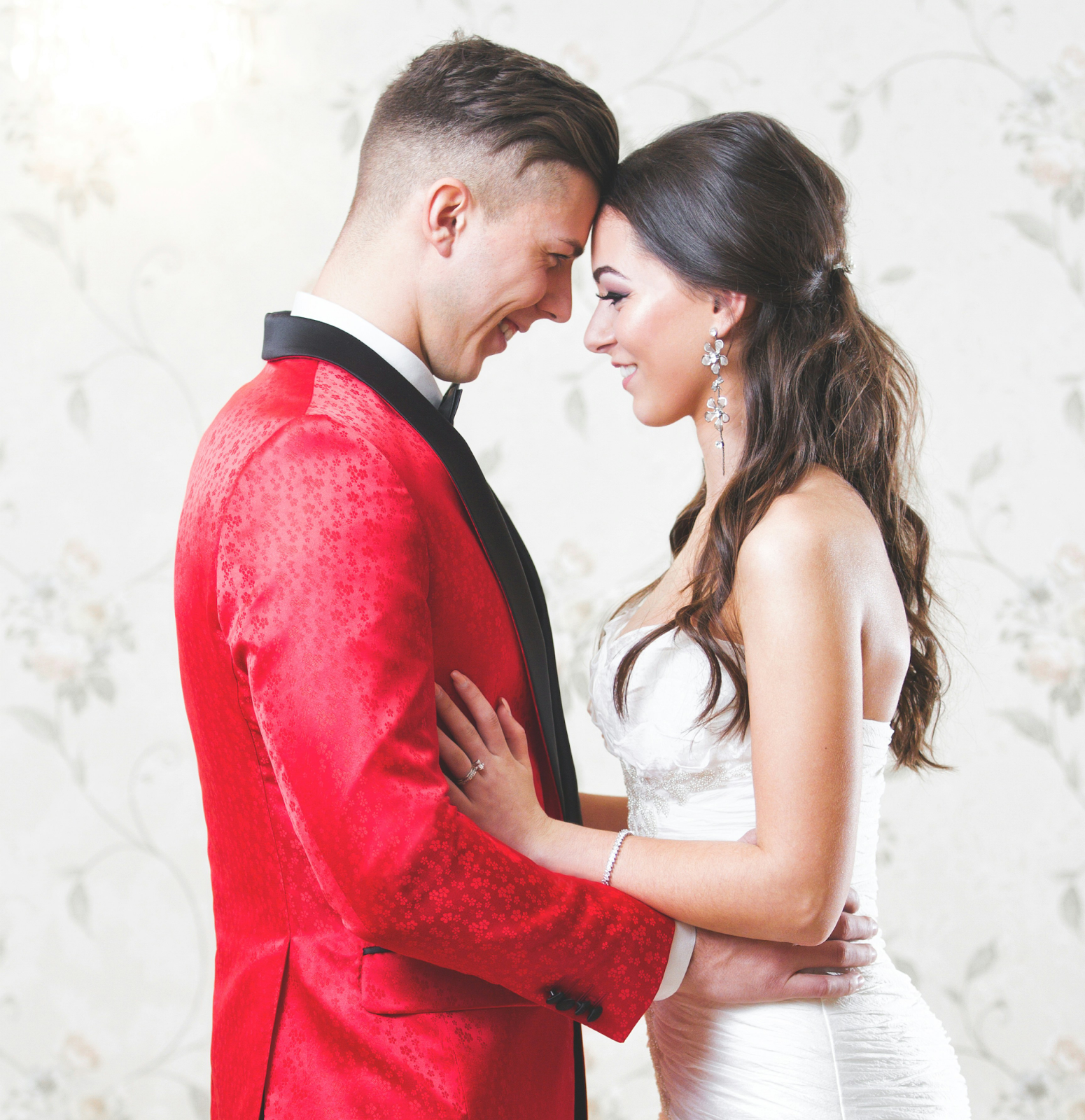 Wedding Photography Poses: The Romantic Embrace