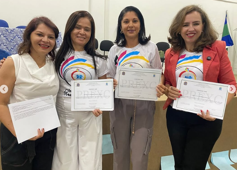 Pessoas posando para foto segurando papel

O conteúdo gerado por IA pode estar incorreto.