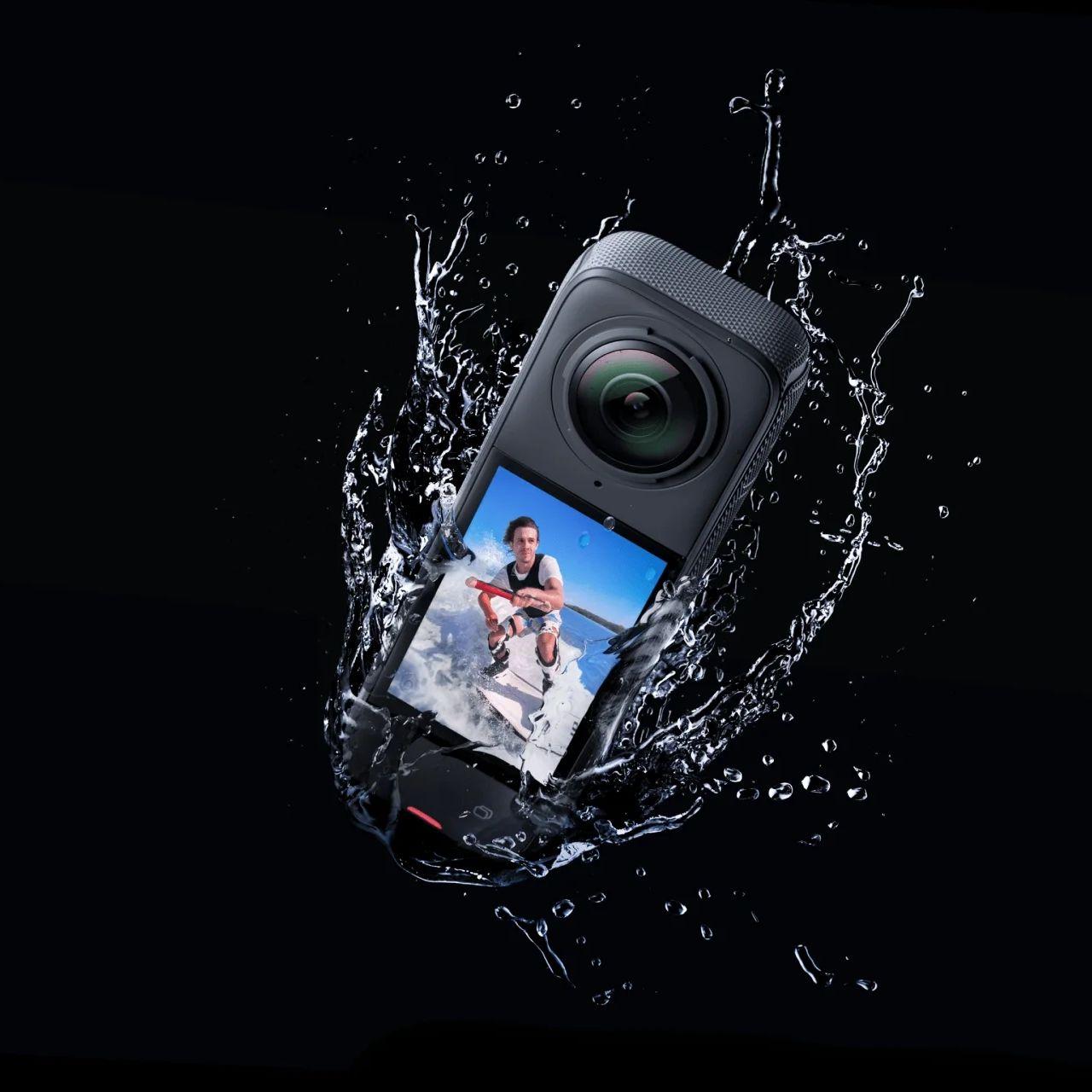 A camera in water with a screen

Description automatically generated