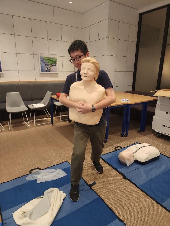 部屋の中に立っている女性

中程度の精度で自動的に生成された説明