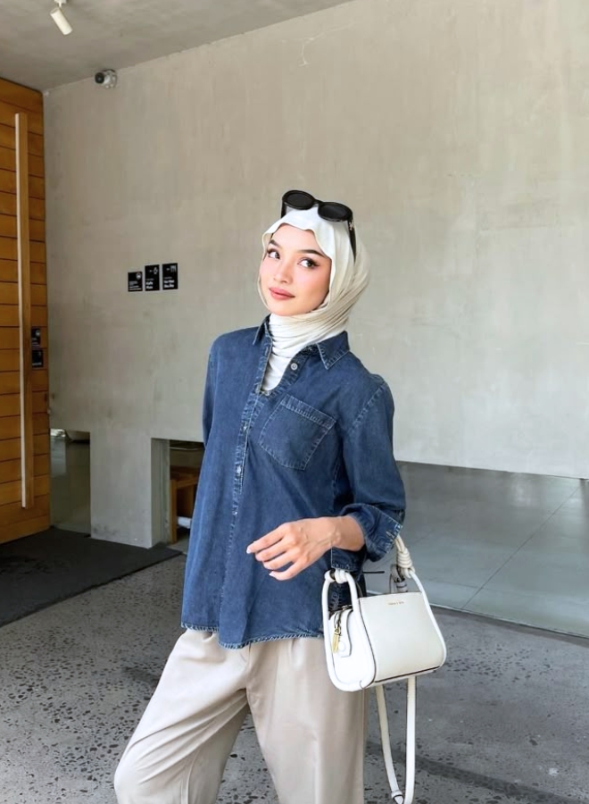 Wanita dengan baju denim dan jilbab putih.