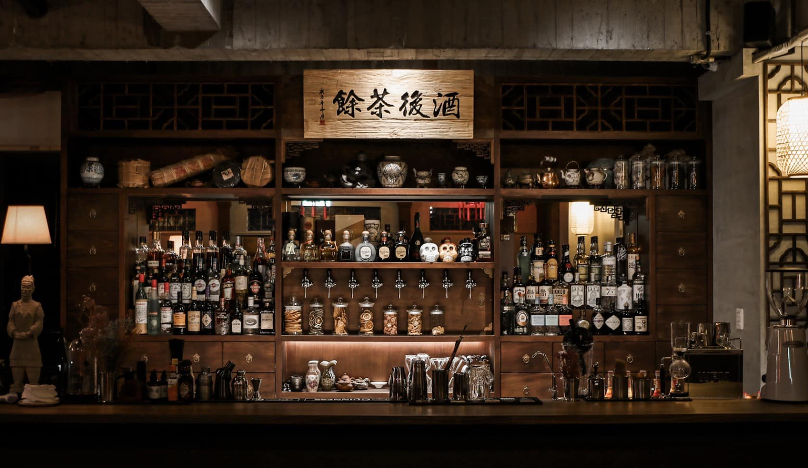 台中餐酒館推薦：東瑤堂的中藥櫃檯的吧台