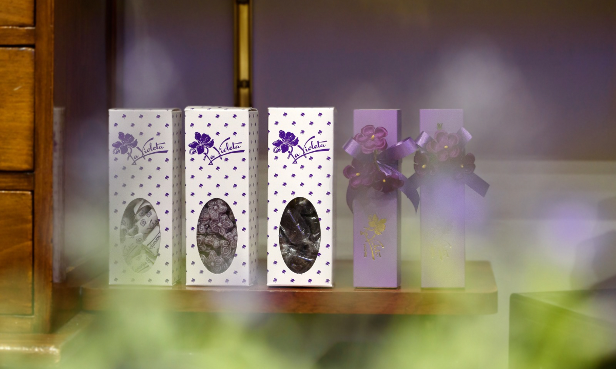 Caja con ventana violetas