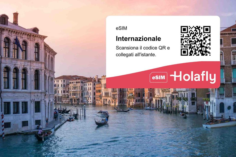 Scorcio di un canale a Venezia e QR code di Holafly.