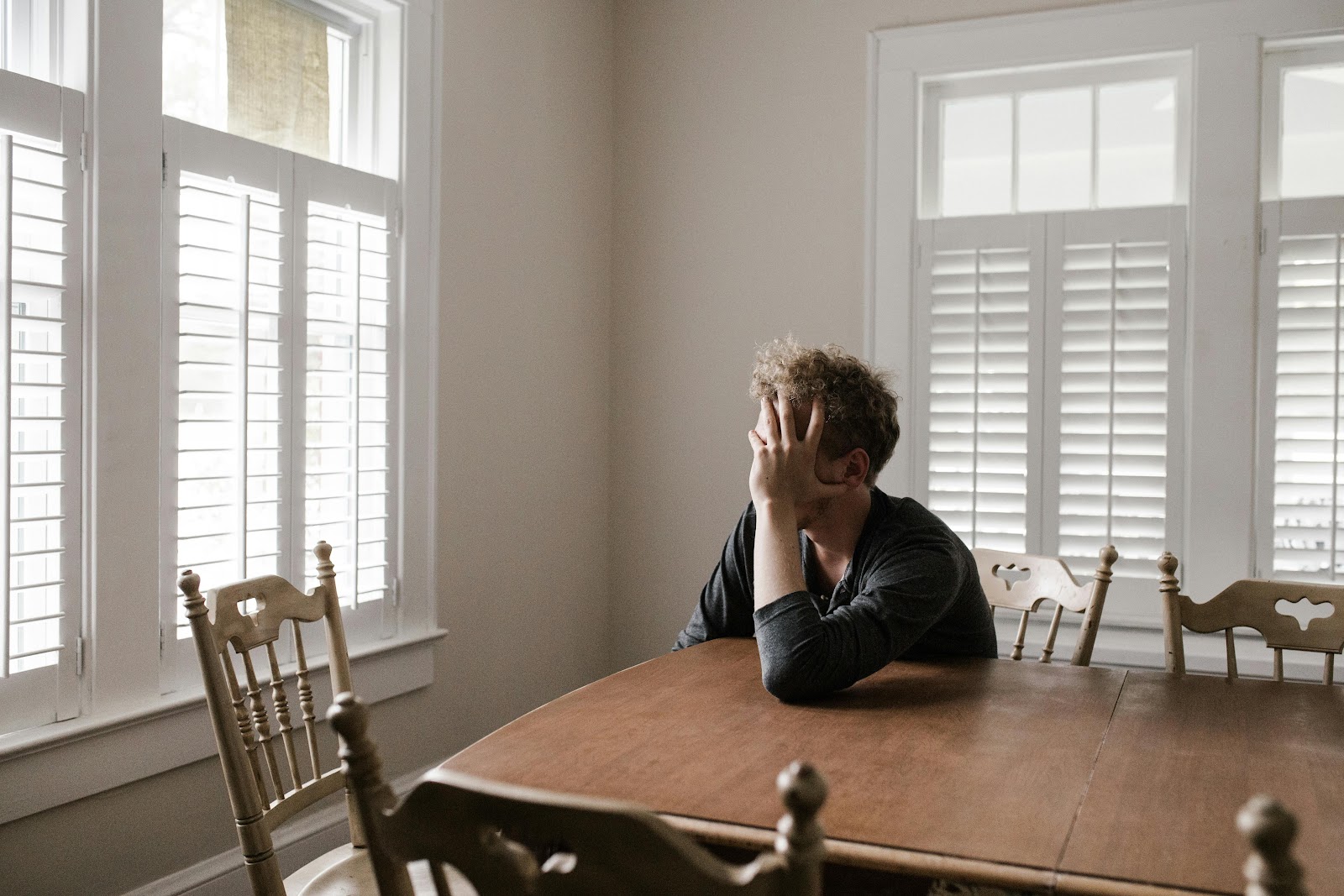 A sad man sitting at the table | Source: Pexels