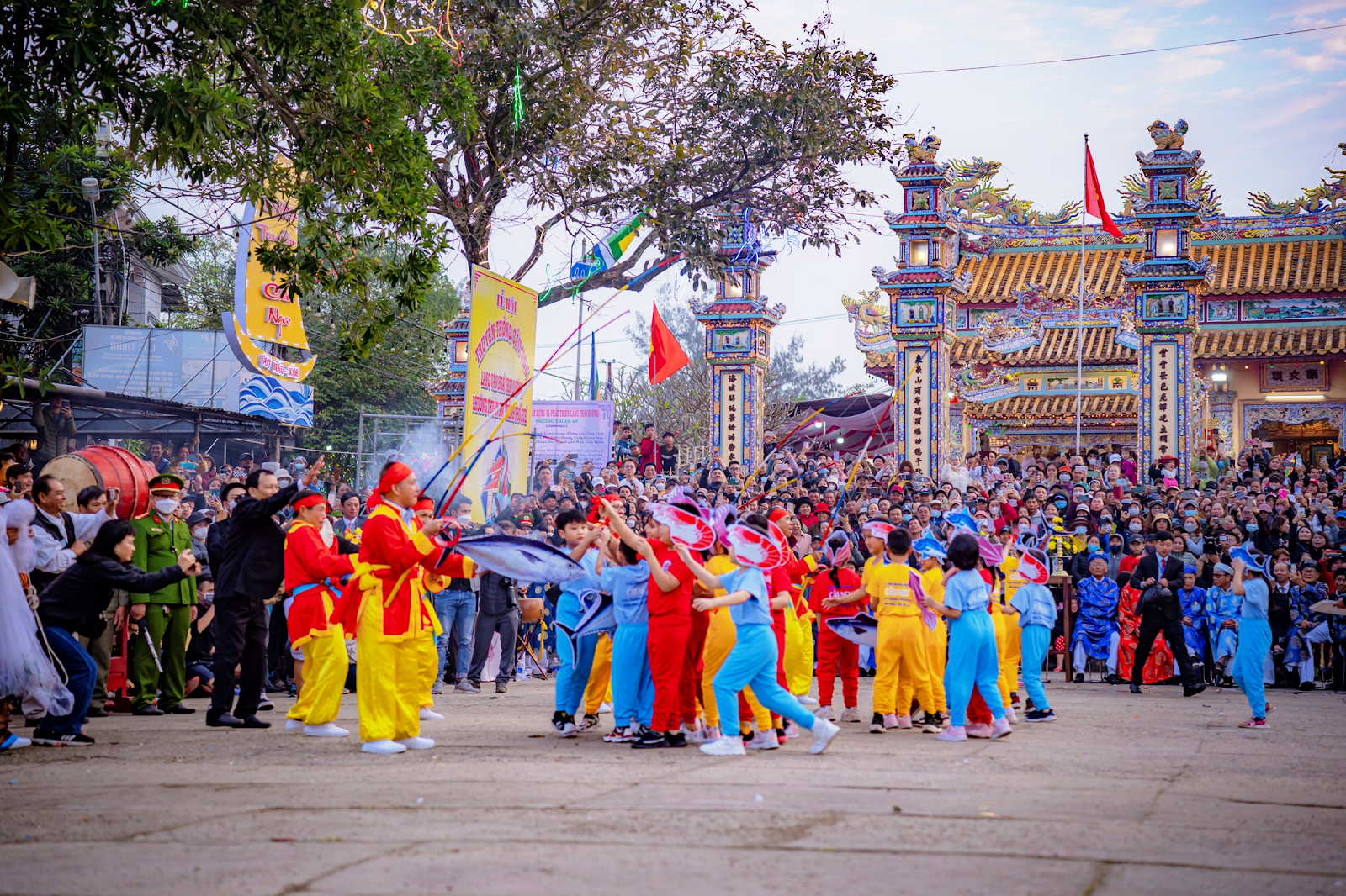 Lễ hội Cầu Ngư mang một không khí trang nghiêm, thiêng liêng, hòa quyện giữa lòng thành kính và sự hy vọng