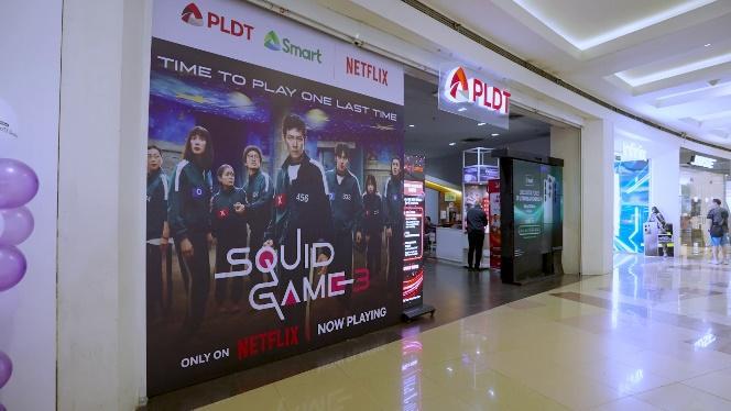 A large billboard in a mall

AI-generated content may be incorrect.