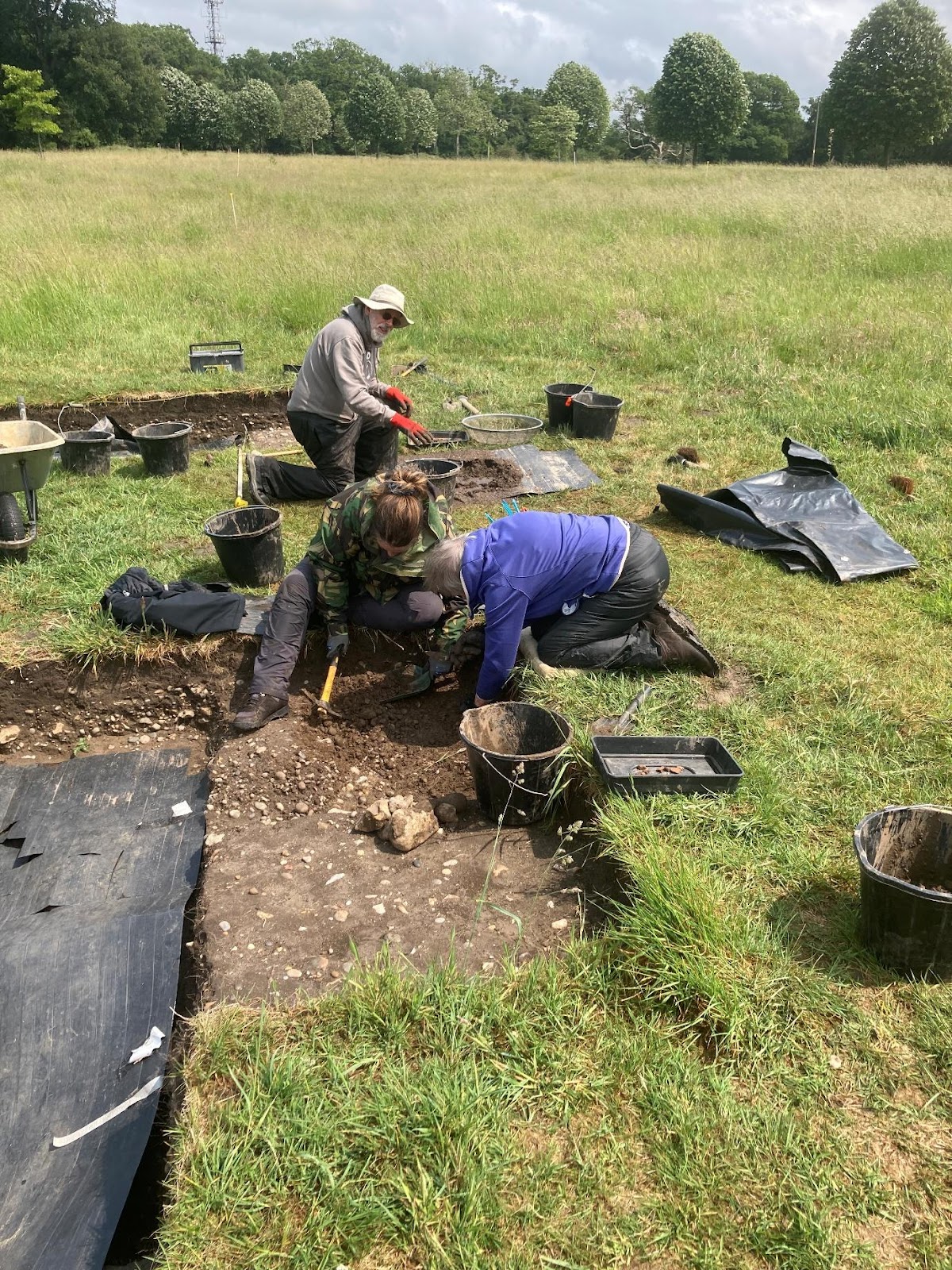 A group of people digging in the ground

AI-generated content may be incorrect.