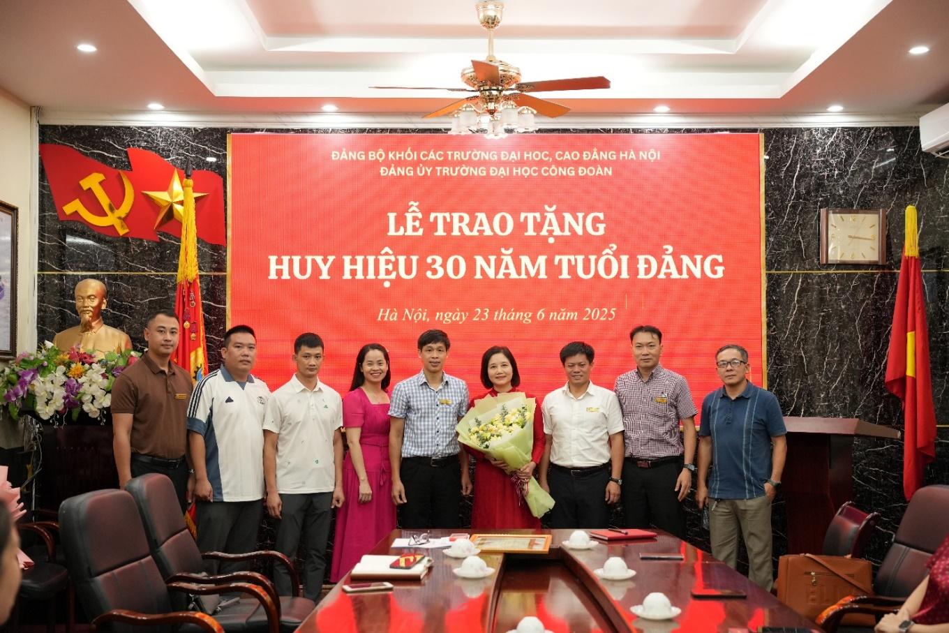 Ảnh có chứa trang phục, người, đàn ông, trong nhà
Nội dung do AI tạo ra có thể không chính xác.