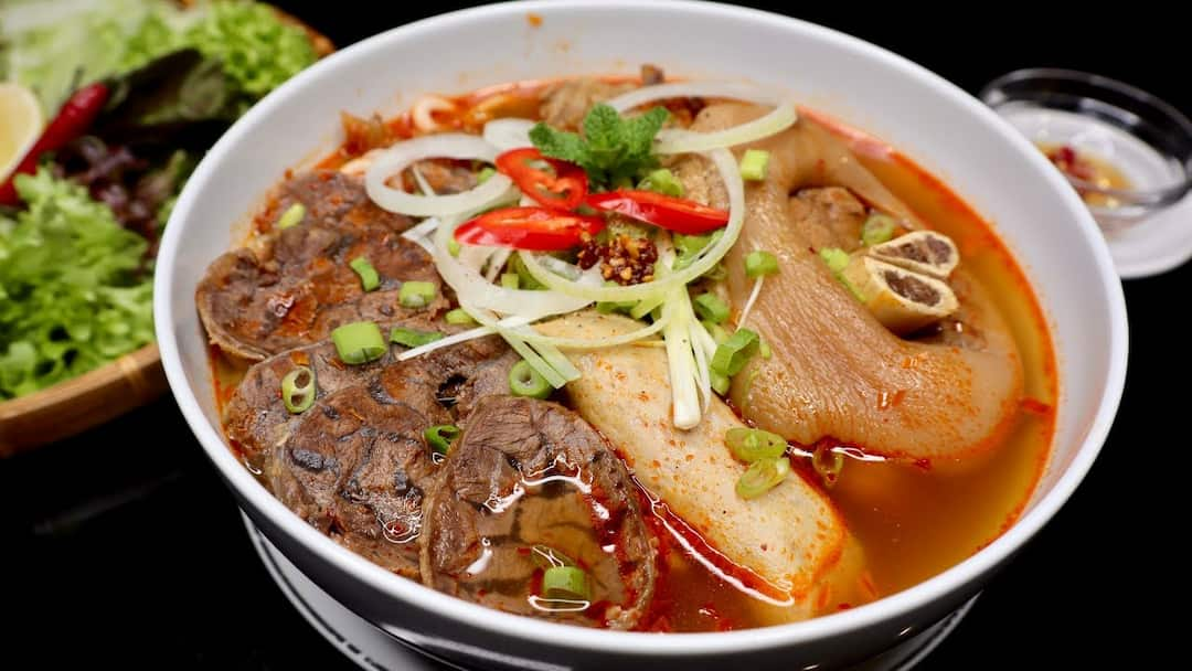 Bún bò giò heo là một trong những món bún bò hấp dẫn được khách yêu thích nhất (Ảnh: Sưu tầm Internet)