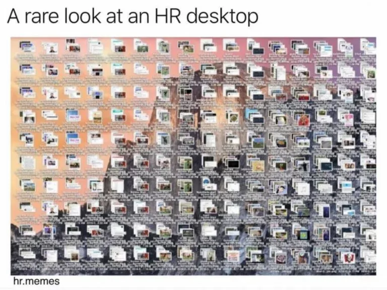 Der Laptop-Bildschirm eines Personalers, überfüllt mit Dokumenten