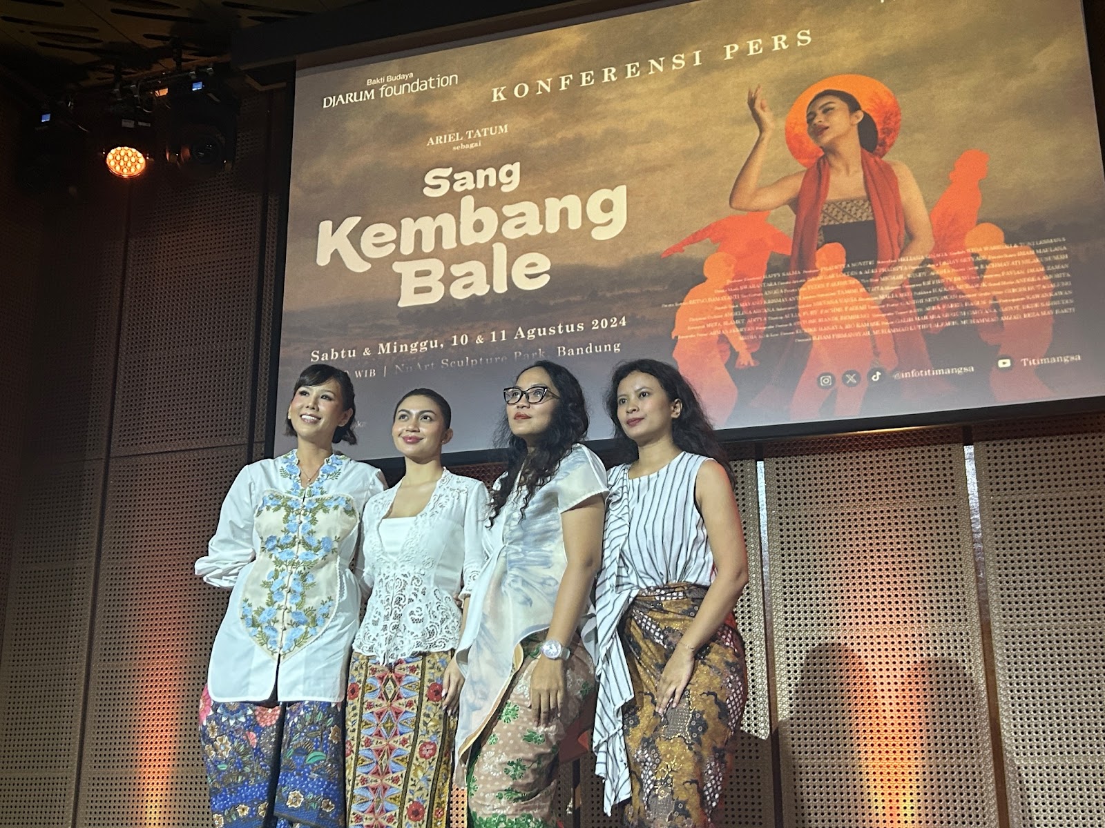 (Dari kiri) Renitasari Adrian selaku Program Director Bakti Budaya Djarum Foundation, Arel Tatum sebagai pemeran Kembang Bale, Pradetya Novitri selaku produser, dan Heliana Sinaga sebagai sutradara. (Foto: Froyonion/Grace Angel)