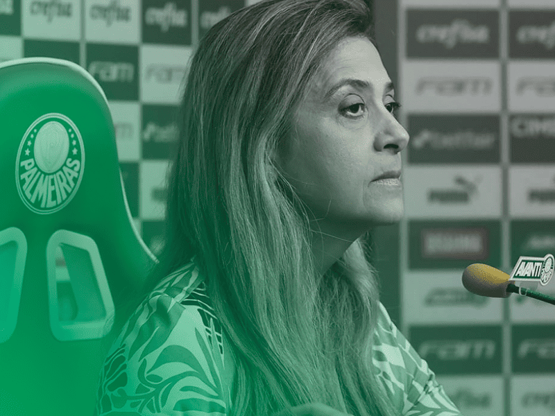 a imagem mostra Leila Pereira em uma entrevista coletiva
