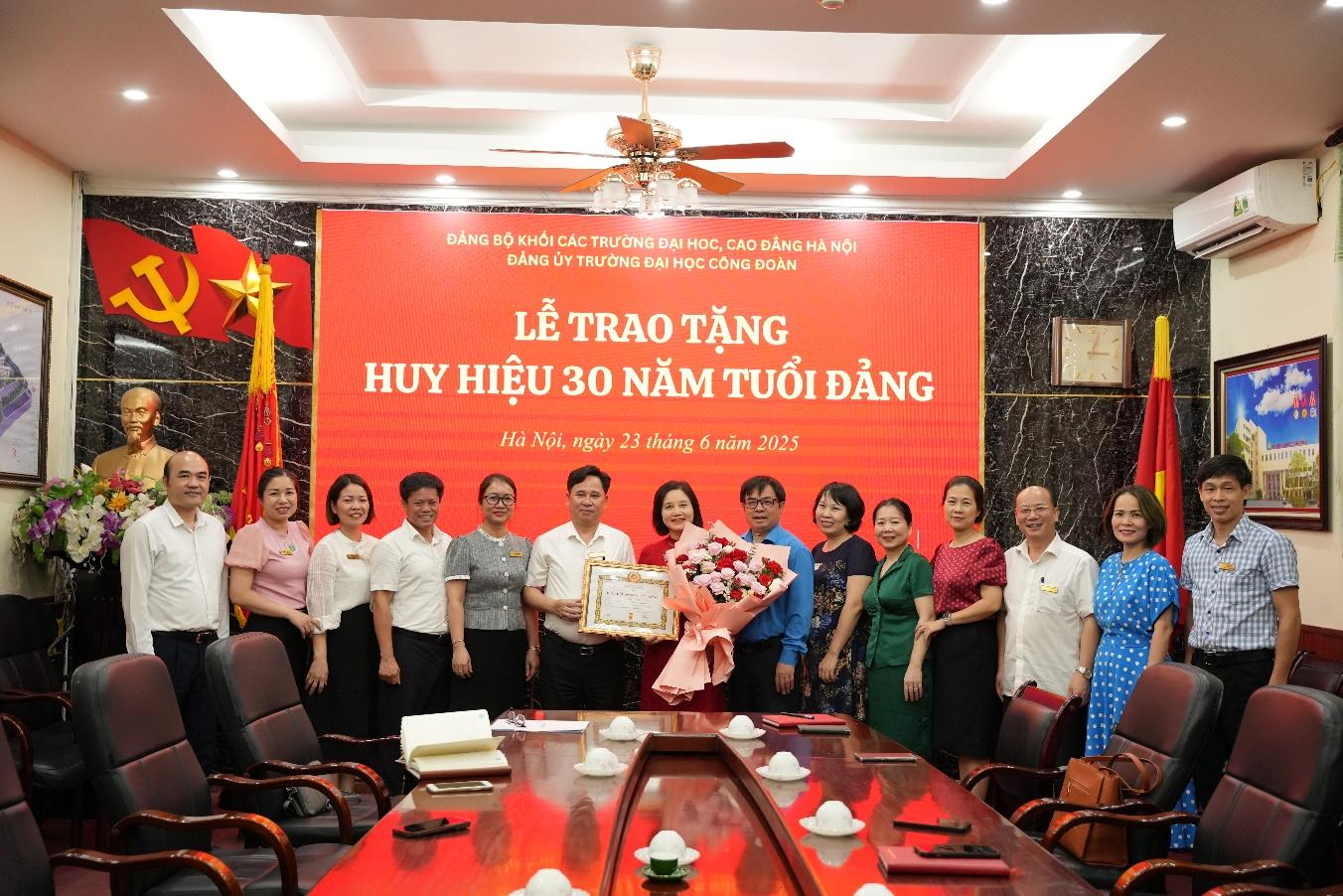 Ảnh có chứa trang phục, trong nhà, người, đàn ông
Nội dung do AI tạo ra có thể không chính xác.