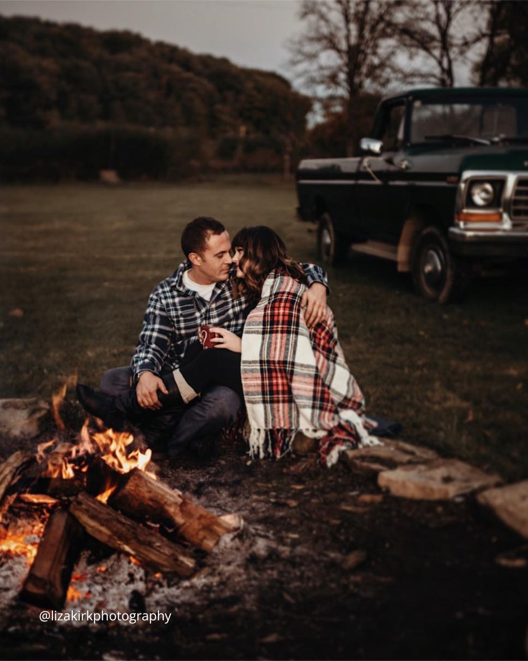 winter wedding photo ideas couple by the fire