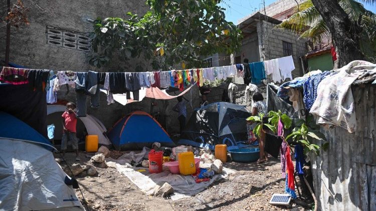 Un campamento improvisado para desplazados haitianos. (AFP)