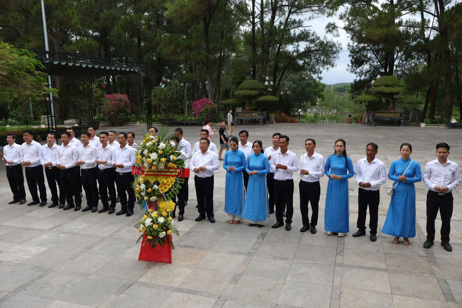 A group of people standing in a lineAI-generated content may be incorrect.
