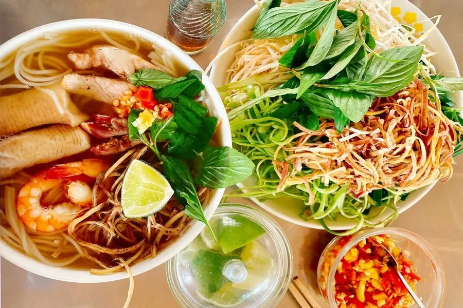 Savory broth noodle soup makes people fascinated with its delicious flavor. Source: Van hoa Mien tay 