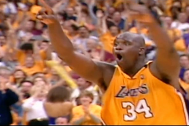 Reação de Shaquille O'Neal após passe de Kobe para ponte aérea contra o Portland Trail Blazers