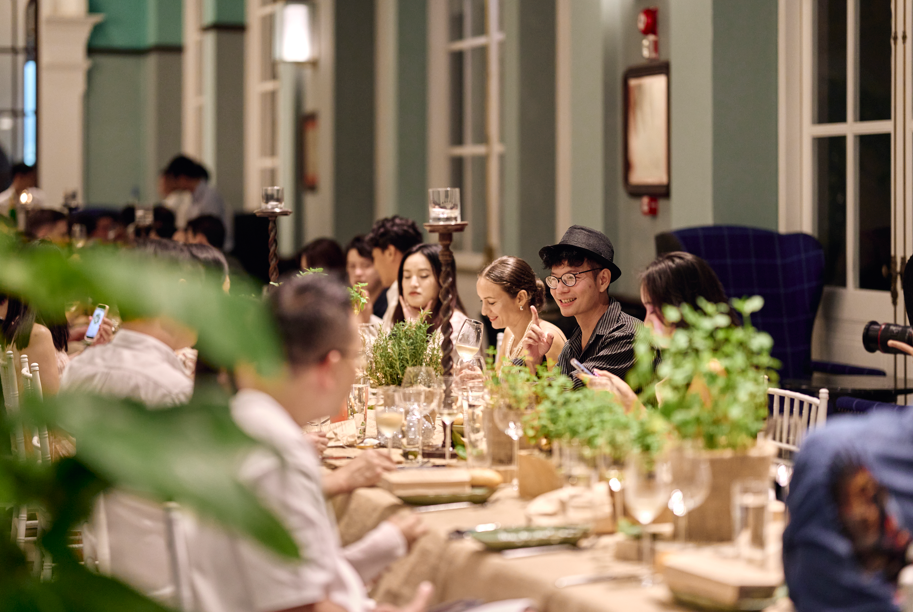 A group of people sitting at a table

AI-generated content may be incorrect.