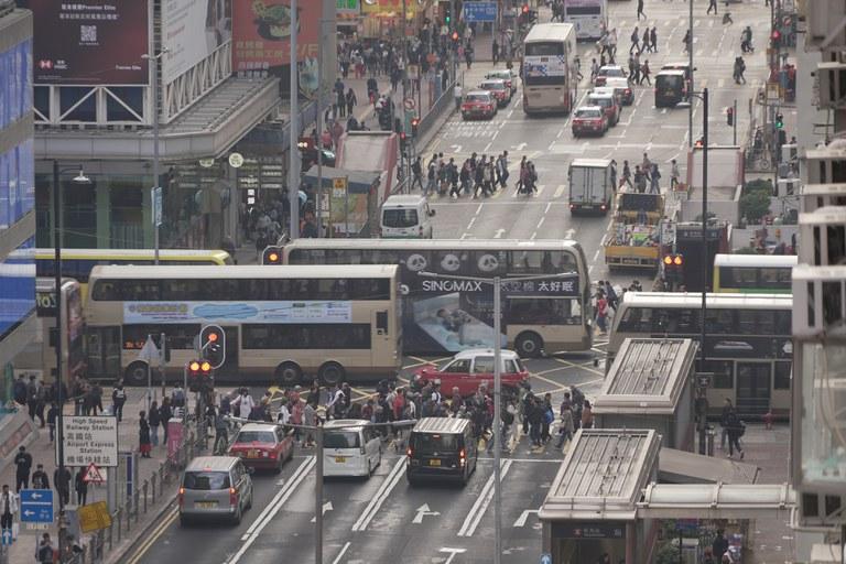 有意見認為要檢討長者$2元乘車優惠。（衛斯攝）
