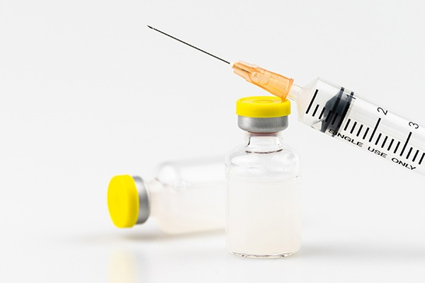 syringe-inserting-into-vial-with-yellow-cap-and-clear-liquid-on-white-background-why-cortagen-should-be-in-every-high-performers-post-cycle-therapy-stack-tony-huge