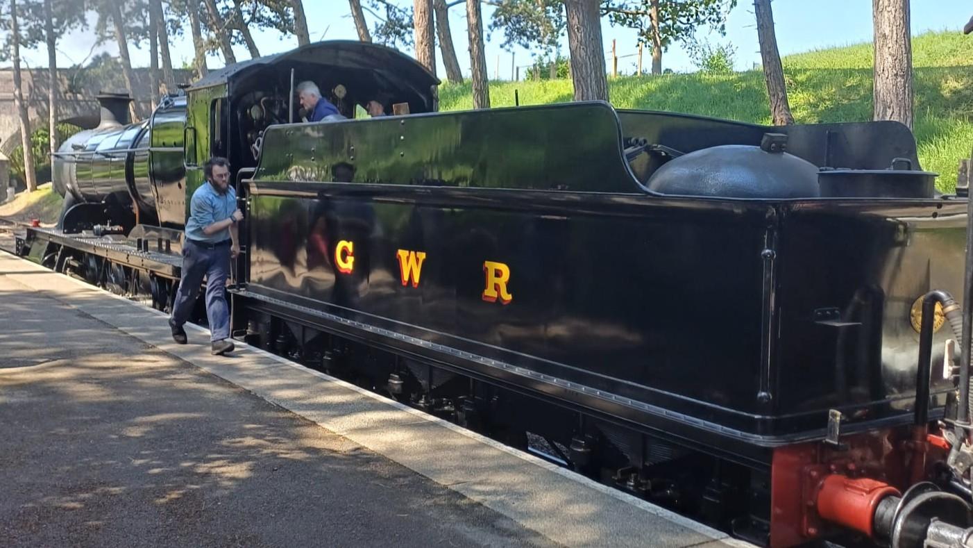 A train on the tracks

AI-generated content may be incorrect.