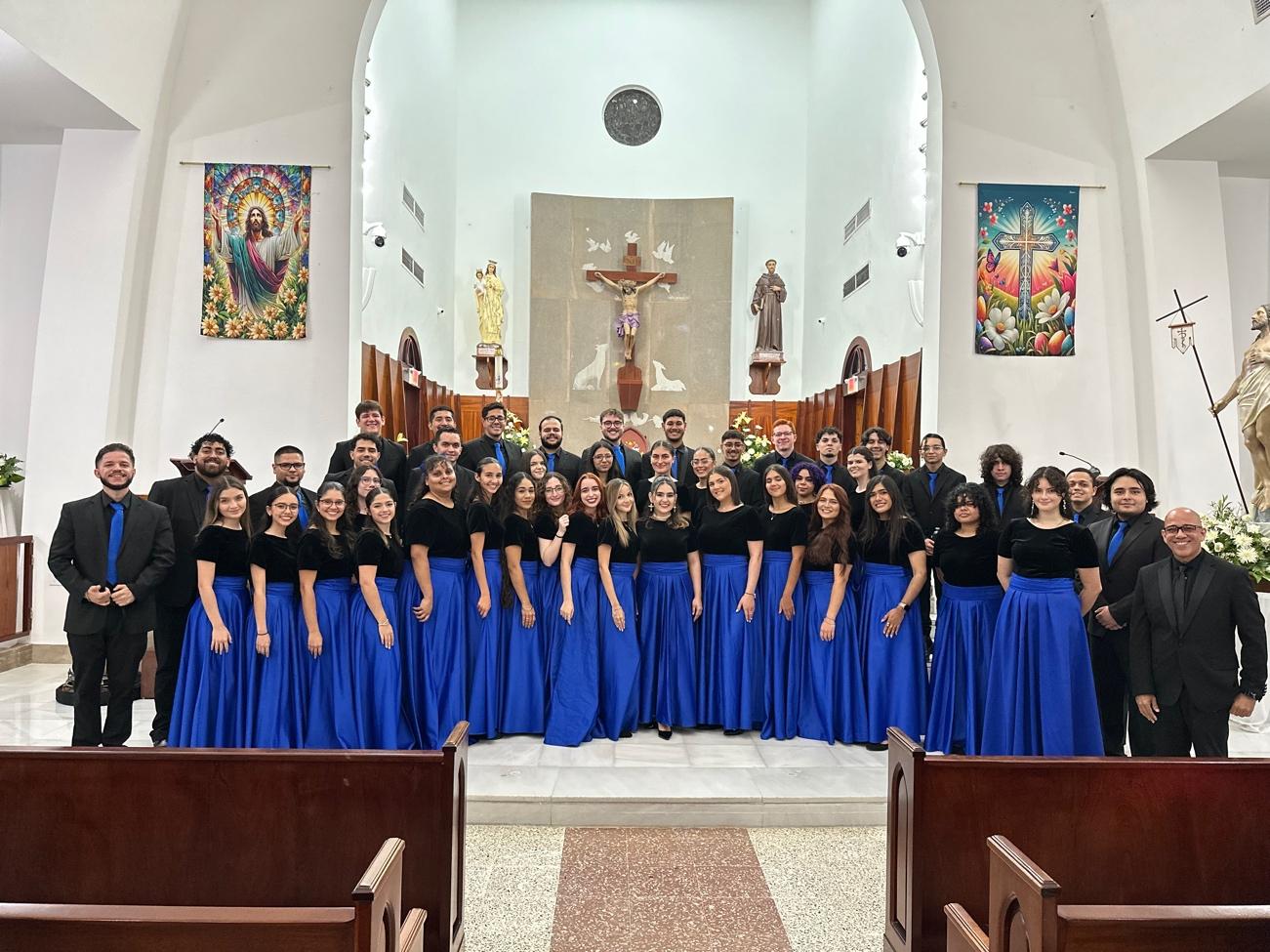 A group of people in blue dresses

AI-generated content may be incorrect.