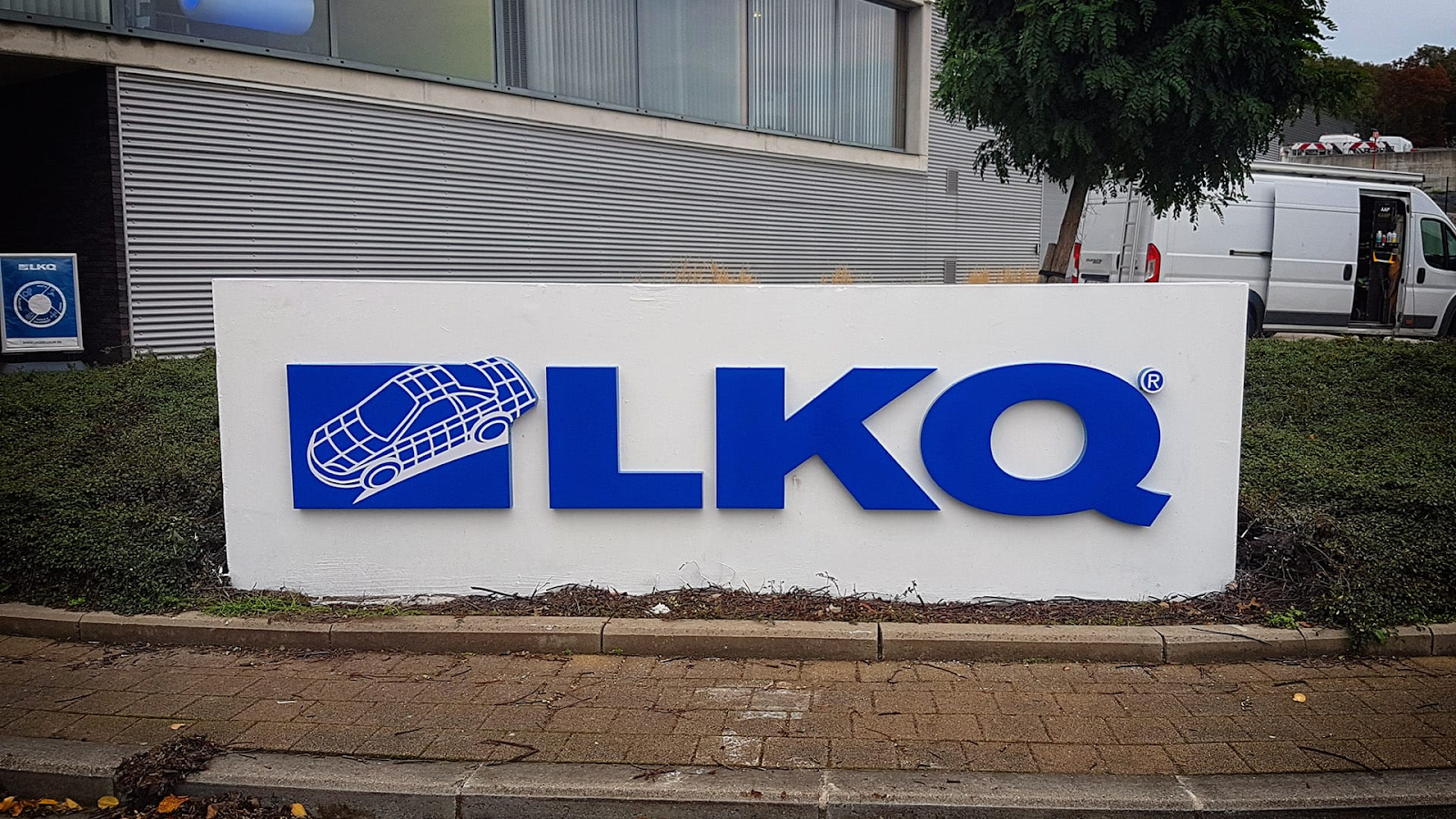 LKQ logo in blauwe doosletters op witte muur 