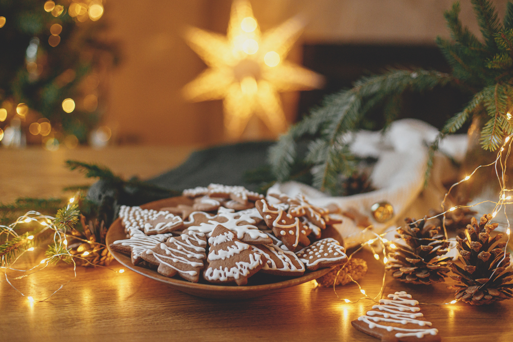 Joyeux Noël ! Biscuits au pain d'épice avec glaçage dans une assiette sur une table