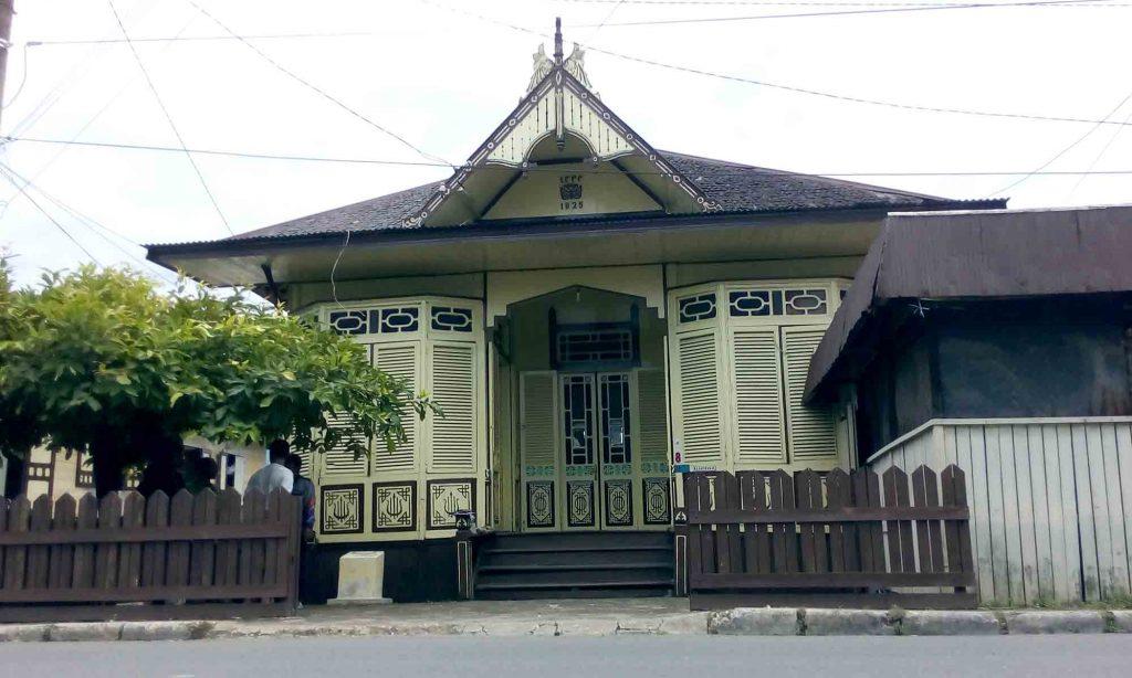 https://www.kanalkalimantan.com/wp-content/uploads/2018/01/10-RUMAH-BANGUN-GUDANG-1024x614.jpg