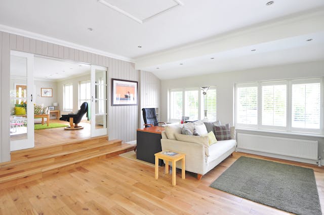 Living room with a wall lined with windows